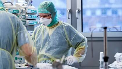 Aunque ómicron sea menos severa, los expertos temen que puedan sobrecargar los hospitales.
