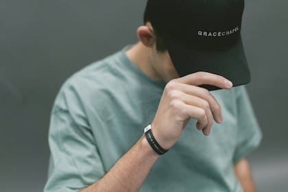 Aunque para muchos se trate simplemente de un complemento estético o un accesorio de moda, los expertos en salud mental sugieren que esta elección recurrente puede develar detalles específicos y poco conocidos sobre nuestra personalidad y la manera en que nos relacionamos con el entorno