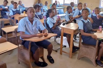 Aunque parece fuera de lugar en la clase de sexto grado, a Emmanuel Tuloe no le molesta la diferencia de edad.