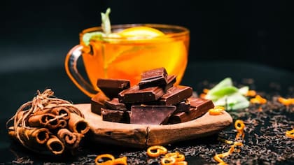 Además de ser beneficioso para los riñones, el té de menta es una buena opción para tomar después de las comidas, mejorando los dolores digestivos, o para tomar durante la noche para reducir el insomnio