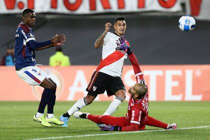 Aunque parezca, esta llegada de Matías Suárez no terminó en gol; River pateó 28 veces al arco visitante