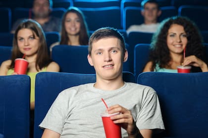 Aunque parezca extraño, la costumbre social de asociar la asistencia al cine en solitario con la timidez o la carencia afectiva carece de sustento científico