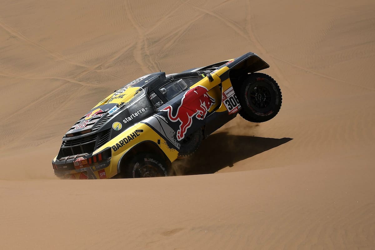 Aunque parezca hundido en la arena, el auto de Sebastien Loeb y Daniel Elena se mantuvo firme en el trayecto entre Tacna y Arequipa