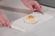 El secreto mejor guardado de los chefs: “Los huevos fritos más ricos no se hacen en sartén, sino que van al horno”