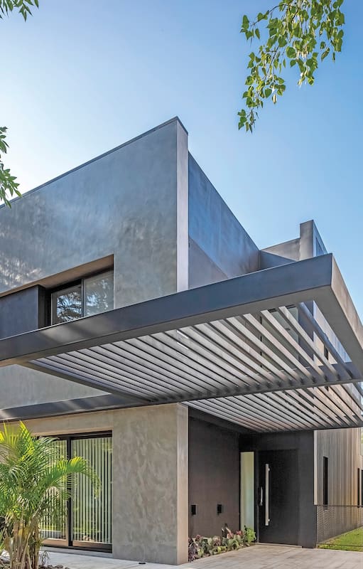 Aunque parezca mentira, detrás del metal y de su aspecto moderno, esta casa de fin de semana conserva una de las primeras construcciones que existieron en un antiguo barrio cerrado de Canning.