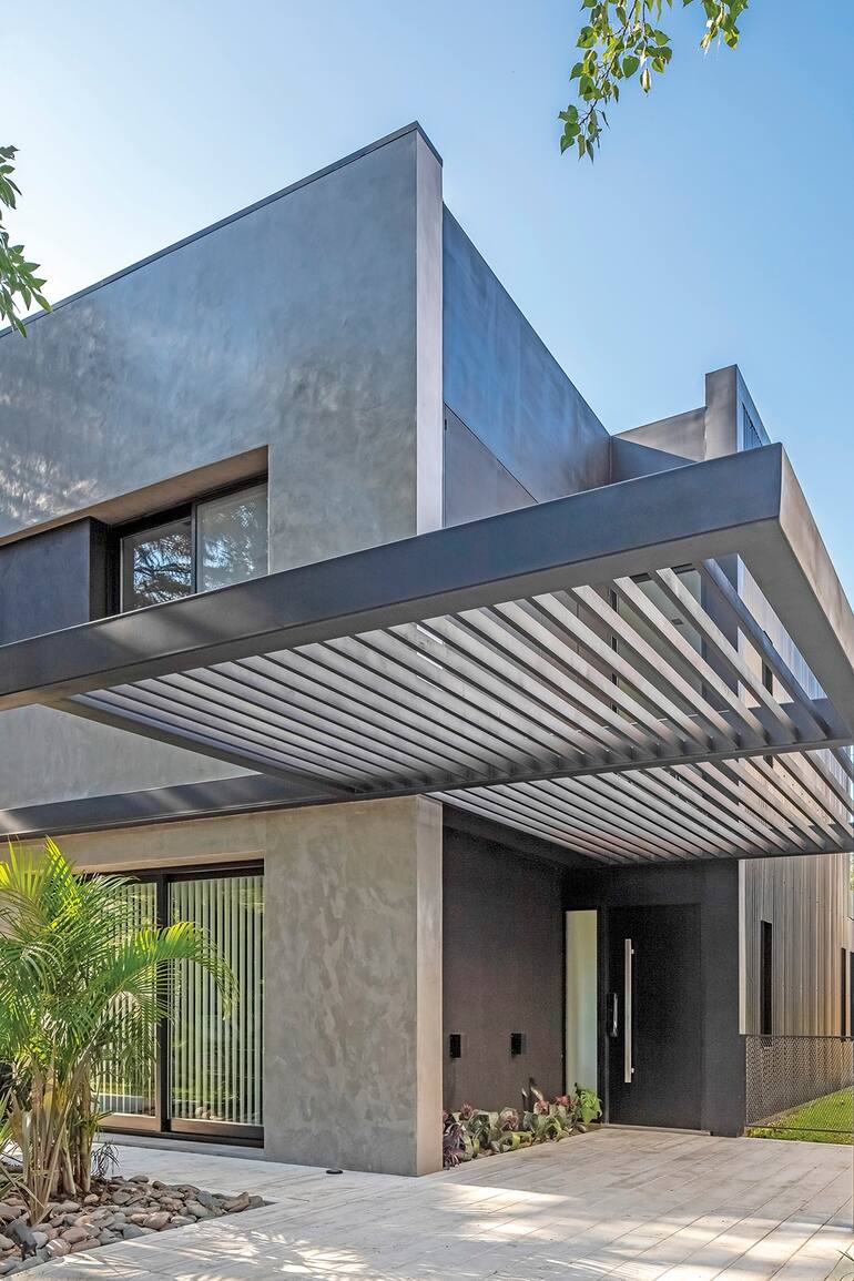 Aunque parezca mentira, detrás del metal y de su aspecto moderno, esta casa de fin de semana conserva una de las primeras construcciones que existieron en un antiguo barrio cerrado de Canning.