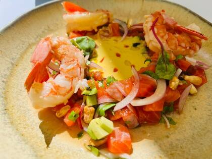 Aunque popularmente se dice que el limón cuece el pescado, la ciencia y la gastronomía coinciden en que no se trata de una cocción como tal, ya que no hay aumento de temperatura aplicado al alimento
