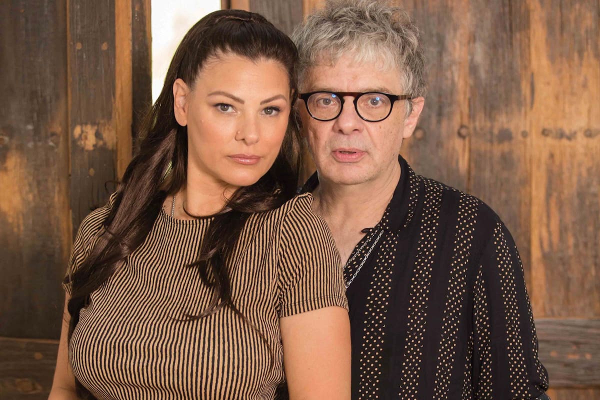 Aunque por estos días las
grabaciones en MasterChef
Celebrity 2 (Telefe)
le insumen al músico
larguísimas jornadas de
grabación, cada vez que
puede, el cantautor y
guitarrista se escapa con
su mujer a Nordelta, donde
renuevan energía. En la
casa que frecuentan, todos
los muebles están hechos
por sus sobrinas, Geraldine
y Natali Picayo, dueñas de
Lacroze Studio, y muchos
cuadros fueron pintados
por familiares.