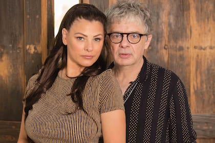 Aunque por estos días las
grabaciones en MasterChef
Celebrity 2 (Telefe)
le insumen al músico
larguísimas jornadas de
grabación, cada vez que
puede, el cantautor y
guitarrista se escapa con
su mujer a Nordelta, donde
renuevan energía. En la
casa que frecuentan, todos
los muebles están hechos
por sus sobrinas, Geraldine
y Natali Picayo, dueñas de
Lacroze Studio, y muchos
cuadros fueron pintados
por familiares.