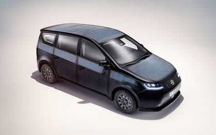 Aunque por fuera parece un auto común, el Sion es un vehículo 100% eléctrico.