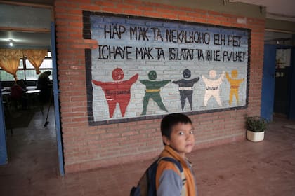 Aunque por mucho tiempo fueron silenciados, los idiomas de las culturas originarias han logrado preservar una herencia vital y diversa. En la imagen, un mural escrito en wichí en la escuela Misión Chaqueña, en Salta