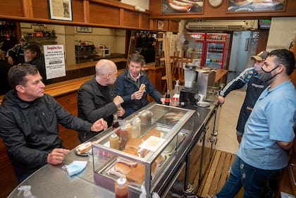 Aunque prefirieron una gaseosa al imbatible licuado de banana, Horacio Larreta Y Gustavo Posse intercambiaron opiniones en la barra de la panchería