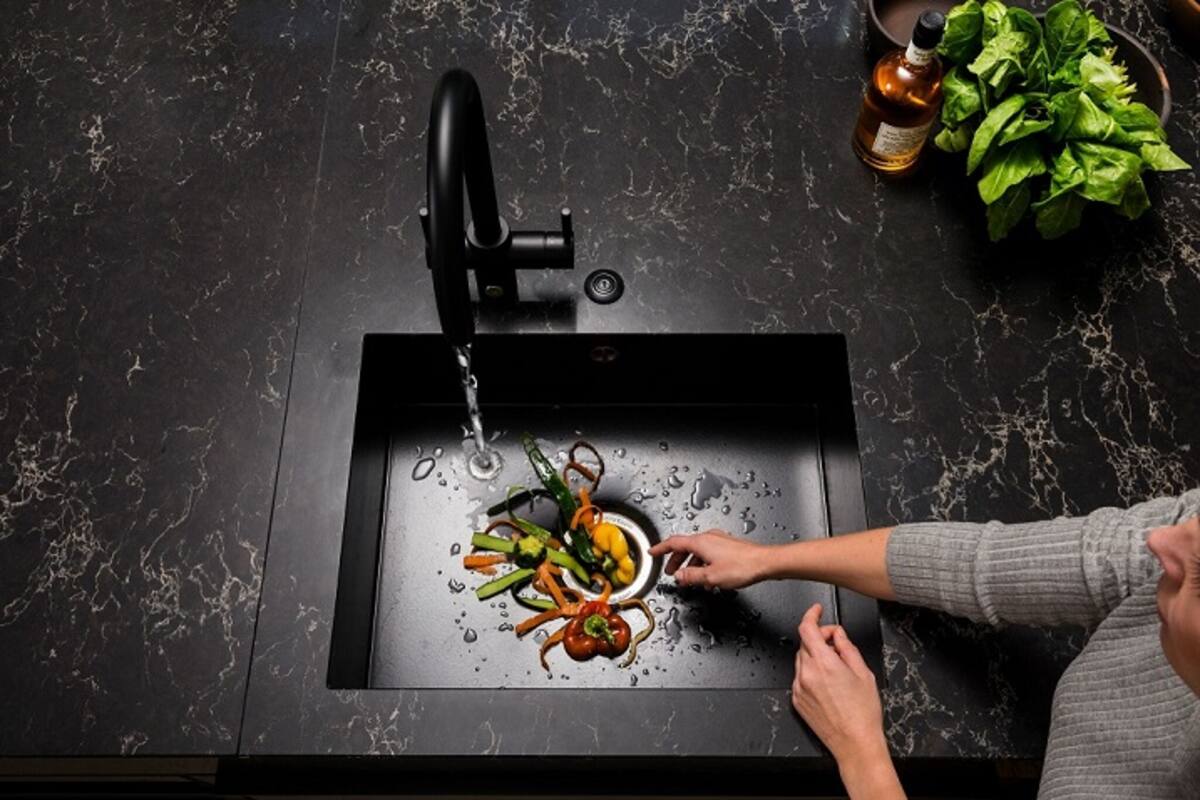 Aunque puede deshacerse de restos de comida con facilidad, algunos elementos no son compatibles con sus cuchillas ni con las tuberías