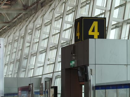 Aunque puede parecer molesto para otros pasajeros, ponerse en fila temprano tiene cierta lógica desde la perspectiva del viajero (Archivo)