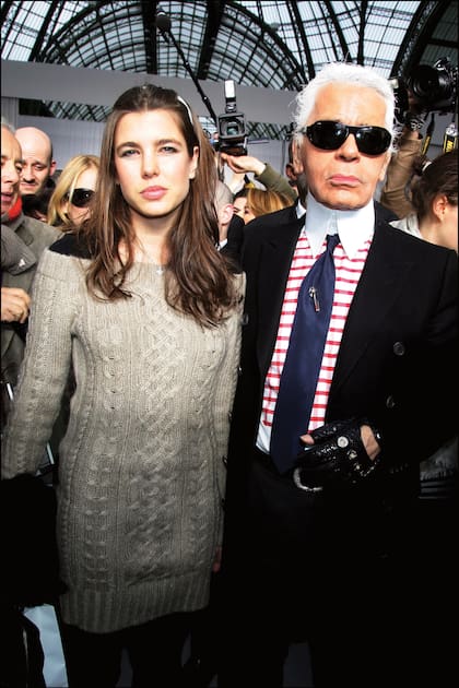 Aunque recién en 2021 se convirtió en embajadora de la firma francesa, tanto ella como su madre, Carolina de Mónaco, fueron íntimas amigas de Karl Lagerfeld y lo inspiraron.