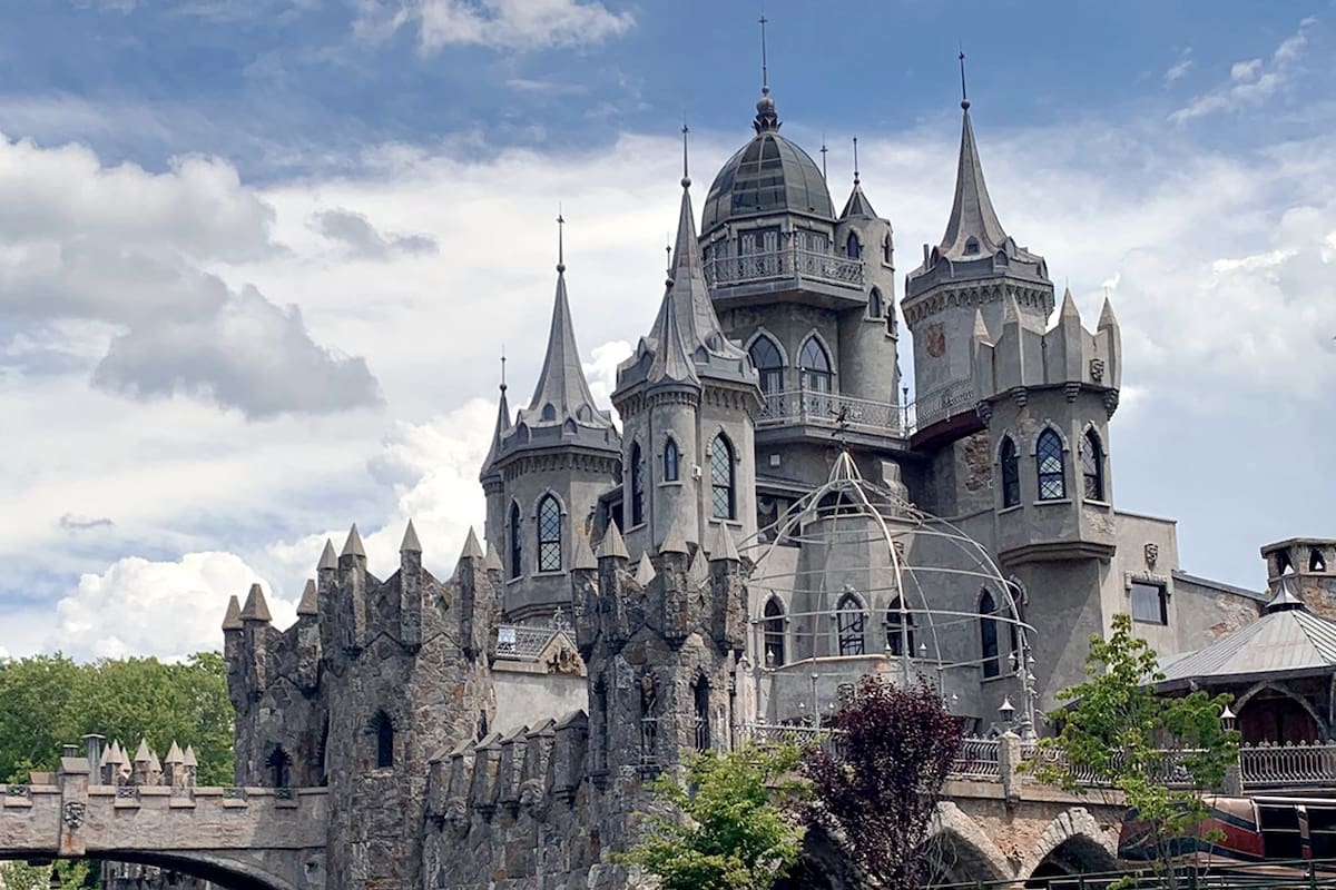Aunque se caracteriza por ser el país de los rascacielos y las autopistas, Estados Unidos también tiene castillos al estilo europeo y varios de ellos se venden en busca de nuevos dueños, como el castillo Chris Mark Castle en esta foto