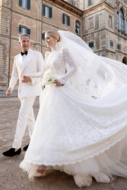 Aunque se especulaba que la novia podría lucir la tiara de la familia Spencer, la misma que usó Diana cuando se casó con el príncipe Carlos, finalmente optó por un recogido sin joyas. El novio, Michael Lewis, también lució de punta en blanco.
