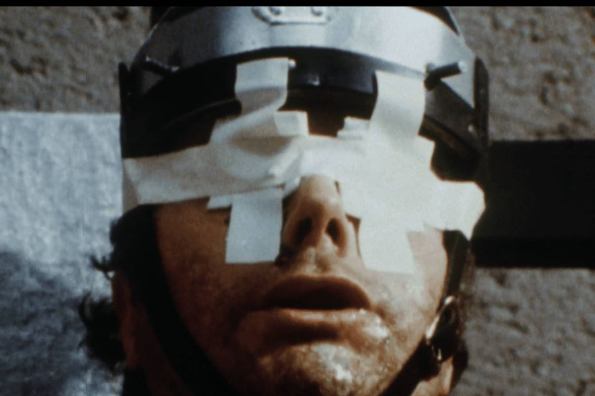 Aunque se lanzó como un documental, muchas fragmentos de Faces of Death fueron recreados de forma ficticia, como la muerte en la silla eléctrica