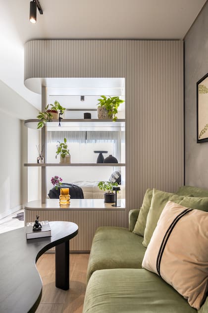 Aunque se puede ver el dormitorio, el mueble divide claramente los ambientes.