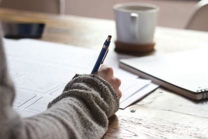 Aunque se tenga la exención 55/15 se debe hacer el examen de educación cívica (Unsplash)