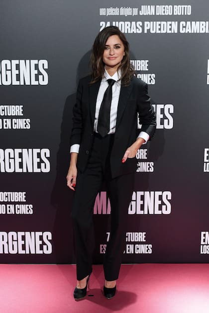 Aunque se trata de un outfit informal, su melena más oscura y peinada al costado con ondas naturales sorprendió en la première madrileña de la película En los márgenes (2022).