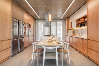 Aunque se ve muy net, la cocina está super equipada. Detrás de las puertas del mueble se esconden los electrodomésticos y equipamiento.
