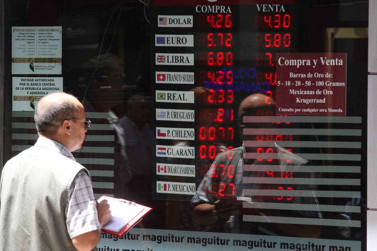 Aunque sean para realizar un viaje, la AFIP debe autorizar la compra de dólares