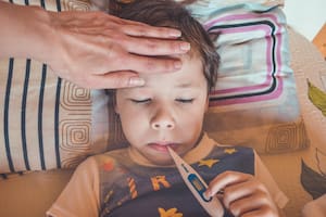 Aunque siempre es necesario consultar a un médico, hay algunos consejos para acompañar a un niño con fiebre