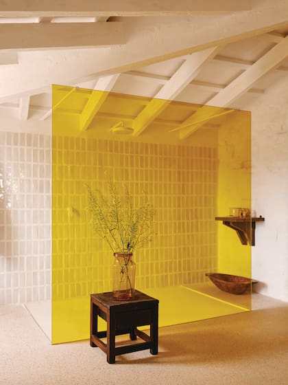 Aunque sonaba muy provocativa en la teoría, esta luminosa mampara vidriada aterrizó sin turbulencias en la casa menorquina del arquitecto Luis Laplace. “Ahora que la vieron, todos la quieren”, asegura.