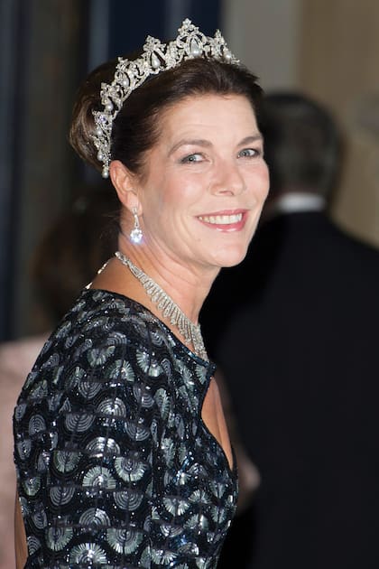 Aunque su cofre no es el más abultado de la realeza, sí cuenta con piezas valiosas de alta joyería que reserva para ocasiones especiales. Por ejemplo, en esta imagen luce su tiara Pearl Drop, de Cartier, y la tiara Diamond Fringe al cuello a modo de gargantilla, durante la comida previa a la boda de Guillermo de Luxemburgo y Stephanie de Lannoy, en 2012.