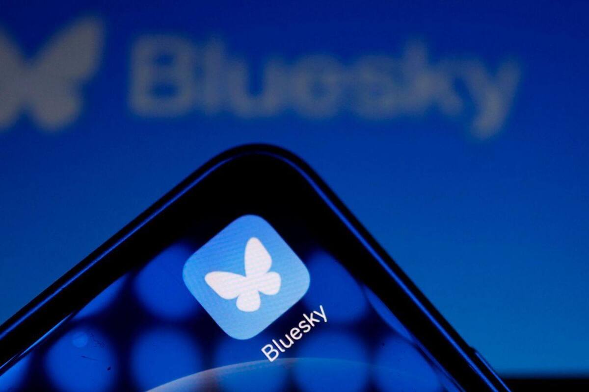 Aunque su color y logo recuerdan al Twitter original, Bluesky es una red alternativa a X