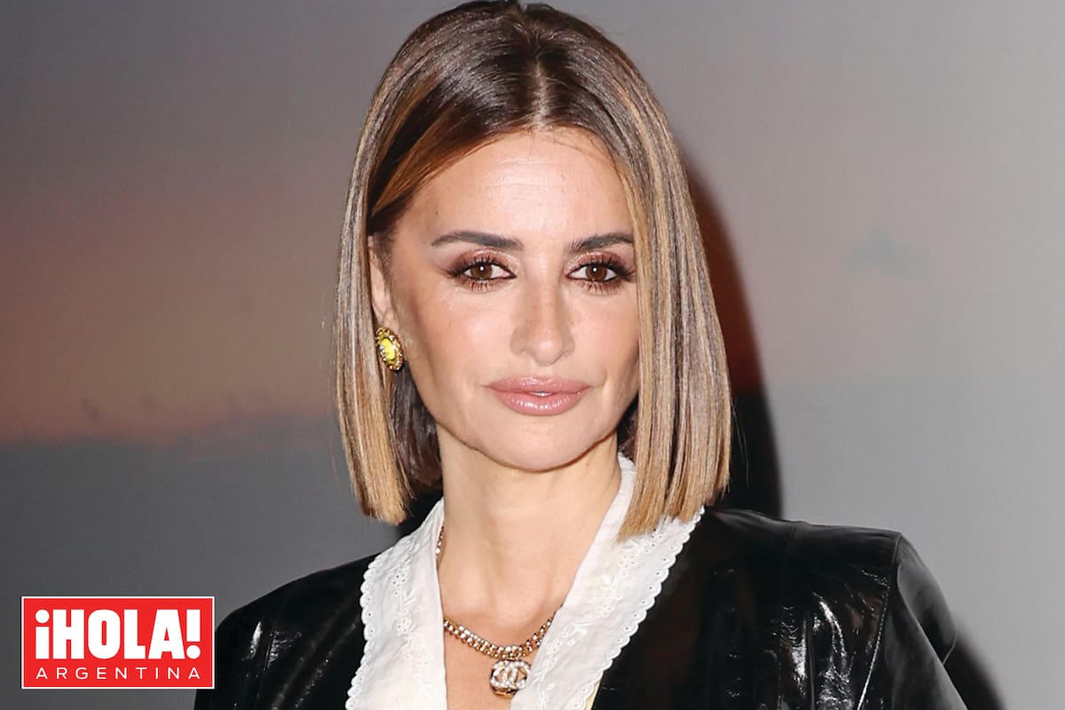 Aunque suele serle fiel a su icónica melena oscura, a veces le hace sutiles cambios –como la iluminación color miel que luce ahora– solamente para actualizarla.