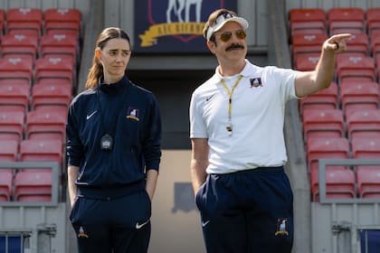 "Aunque Ted Lasso vuelve a Richmond, el lugar que ya conoce y ahora tiene el apoyo de su familia cerca, sigue siendo un mundo nuevo para él: entrenar a un equipo femenino y estar a la altura de las circunstancias", explica el creador y protagonista de la serie