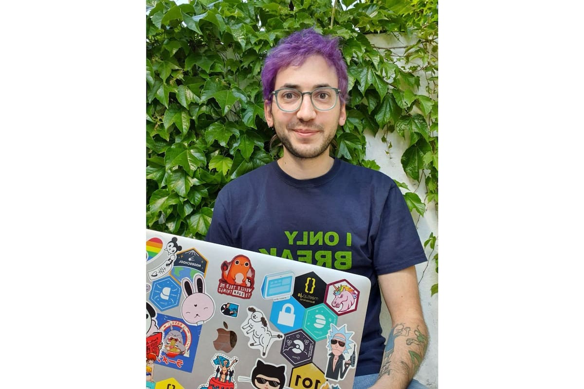 Aunque tiene otras causas, la crisis obligó a muchos a replantearse sus carreras; testimonios y el análisis de un experto. En la foto, Nicolás Stefoni, que estudió Antropología y hoy se dedica a la programación