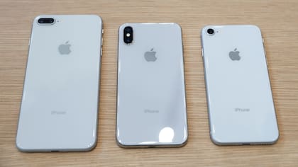 Aunque tienen el mismo color y usan el mismo material, el iPhone X cambia la disposición de las cámaras en el dorso del teléfono