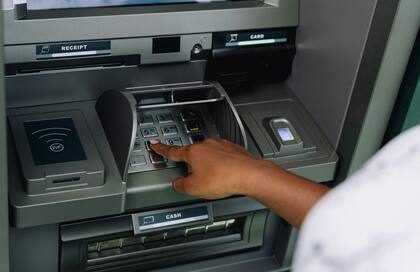Aunque todas las sucursales bancarias están cerrados hoy, los cajeros automáticos sí funcionan (Unsplash/Ali Mkumbwa)