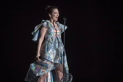 Aunque todavía le quedan rastros de timidez, Lorde está cada vez más suelta sobre el escenario