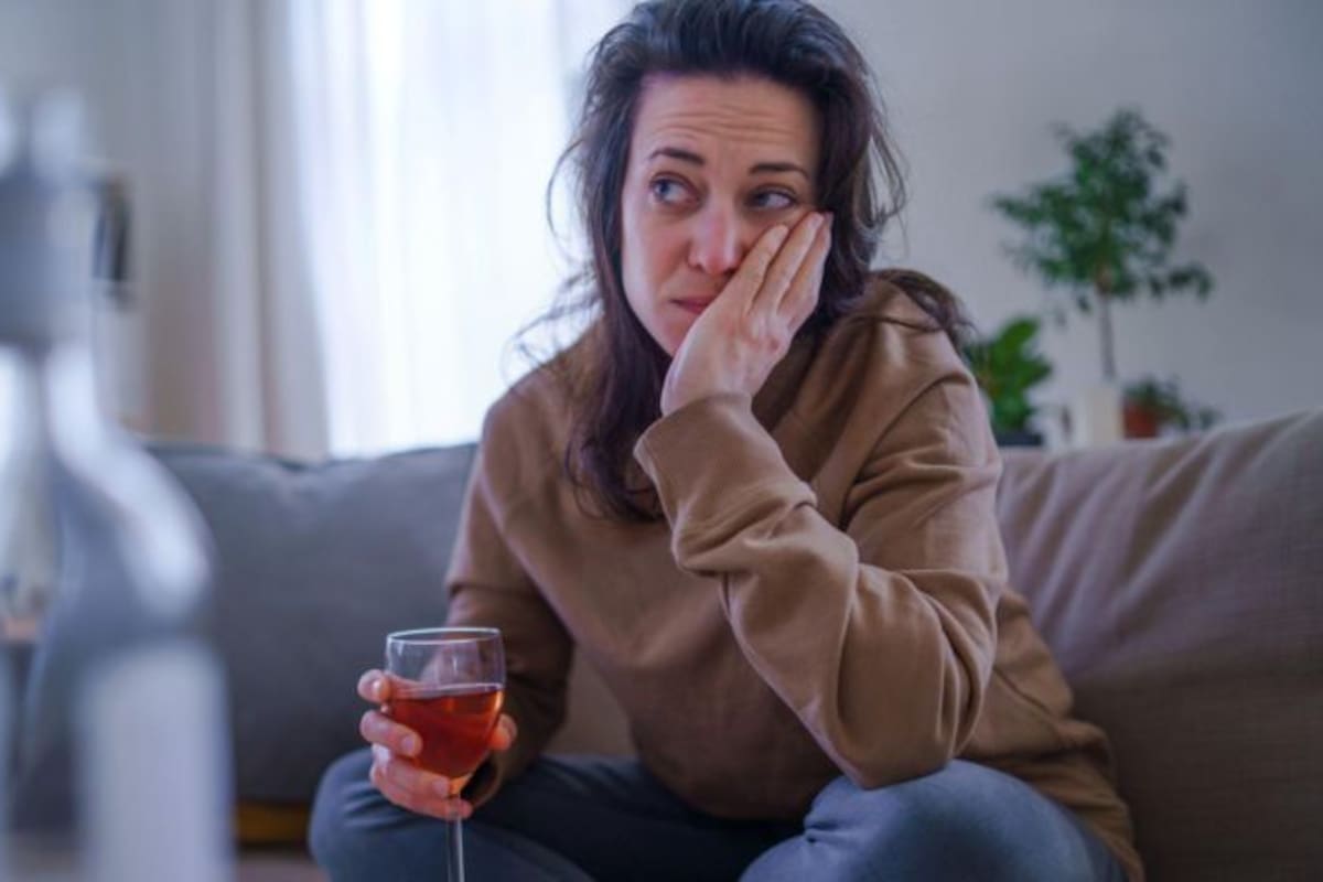 Aunque tomar un trago antes de irse a la cama tiene un efecto sedante que podría facilitar el sueño, es en realidad una “solución” pírrica