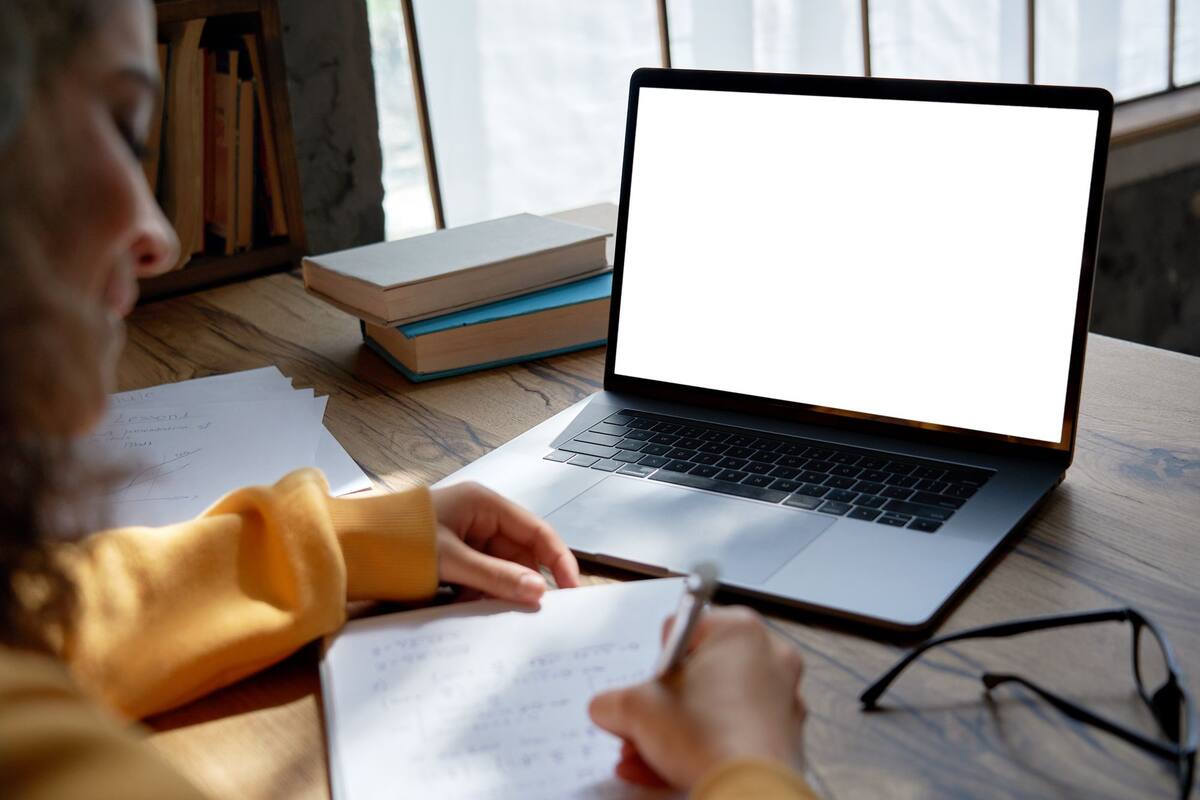 Aunque trabajar frente a la computadora es algo usual para muchas personas hace años, ahora las reuniones, tanto las laborales como las personales y educativas también se hacen por esa vía, y aumentan el tiempo frente a una pantalla