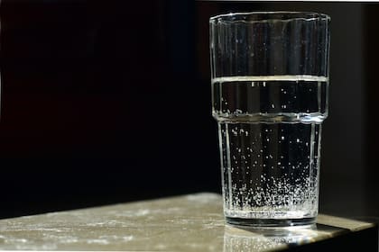 Aunque un vaso de agua con burbujas pueda verse como un fenómeno trivial, detrás existen una gran cantidad de procesos físicos y químicos (imagen ilustrativa)