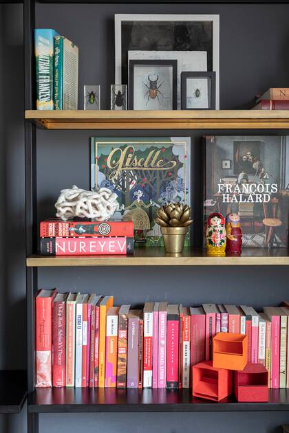 Aunque ya no trabaje formalmente como interiorista, en su casa sus diseños se ven en todos los ambientes. La biblioteca del living de hierro y bronce es uno de tantos.