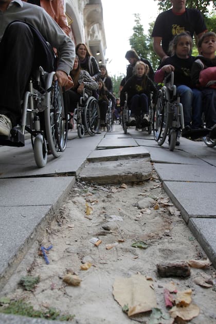Aunque ya pasaron más de 25 años de la sanción de la Ley N. 24.314 de Accesibilidad de personas con movilidad reducida, que estableció “la supresión de barreras físicas en los ámbitos urbanos arquitectónicos y del transporte”, todavía queda mucho por hacer.
