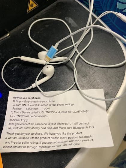Auriculares con cable: uno de los objetos totémicos del macho performativo