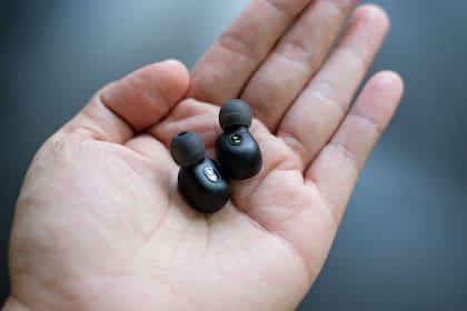 Auriculares inalámbricos y otros accesorios para celulares son regalos para el Día del Padre que se pueden conseguir por menos de $20.000
