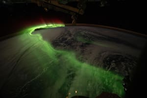 Un cielo verde en la noche eterna: registran una impactante aurora austral en la Antártida