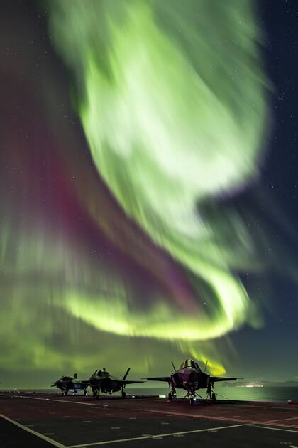 La aurora boreal sobre un arroyo en Jukkasjarvi, Suecia.