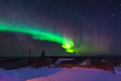 Aurora boreal en la noche polar de Alaska