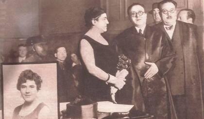 Aurora, durante el juicio, en el que compareció vestida de negro y con un ramo de claveles rojos entre sus manos