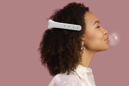 Aurora es un accesorio indoloro que se ajusta a la cabeza del paciente. Incorpora un dispositivo de electroencefalograma, un software predictivo que alerta media hora antes de la aparición de un ataque de epilepsia y está ahora en fase de ensayo clínico