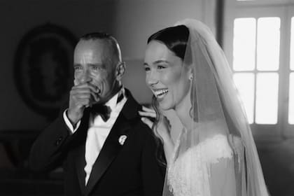 Aurora, sonriente, junto a su emocionado padre, Eros Ramazzotti